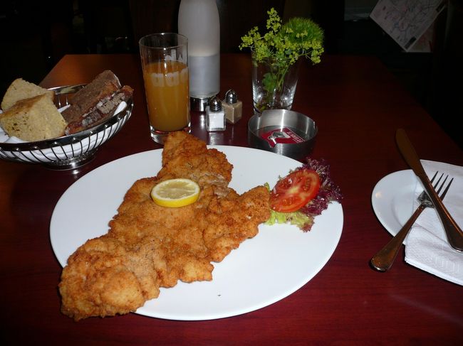 ランチ。<br />Winer Schnizel.<br />(ヴィーナーシュニッツェル)<br />オレンジジュースとで<br />15.9ユーロ.<br />やはりとても大きく油っこいので<br />半分くらいでリタイアです。