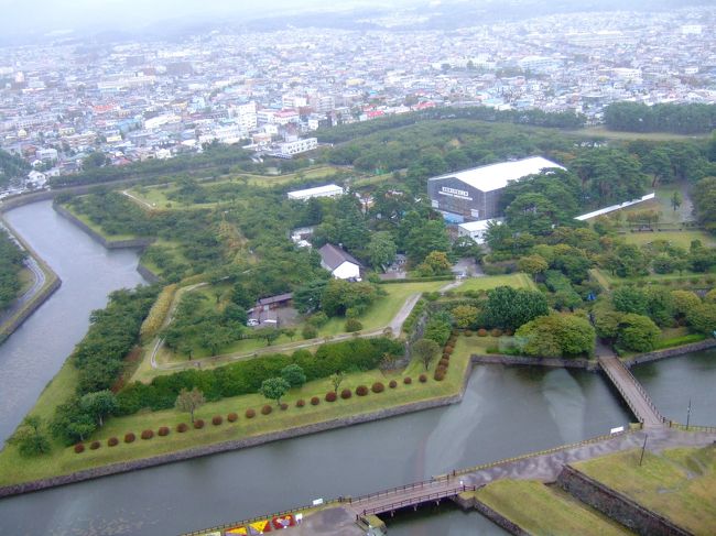 お腹も満足したところで函館市内へ移動です。<br />まず向かったのは五稜郭。<br />2年前に新しくできた新五稜郭タワーにのぼりました（展望料金\840）。<br />まずエレベーターで２F展望室（高さ90m）へ。<br />まんさく、五稜郭は初めて。キレイな星形にチョー感動。<br />写真にうまく収められないのが悔しい。。。って撮ってる私、ガラスに映ってますけど！！<br /><br />