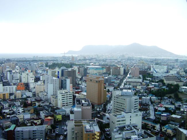 五稜郭の反対側からは函館山が見えます。<br />この日はちょっと見えづらい。。。<br />