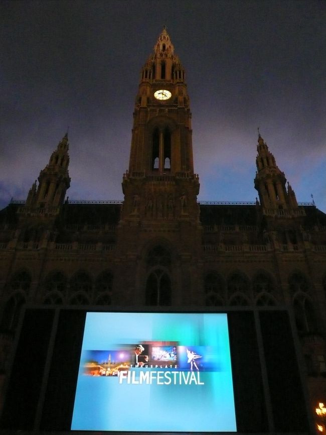 フィルムコンサートが<br />市庁舎の前で毎日行われている。<br />お祭りでいろんな国の屋台が出ている。<br />市民も楽しんでいる。<br />とても混んでいて、席は満席。<br />運よく1席ゲット。<br />ウィーン最後の夜。<br />もっとのんびりしたいくらい。