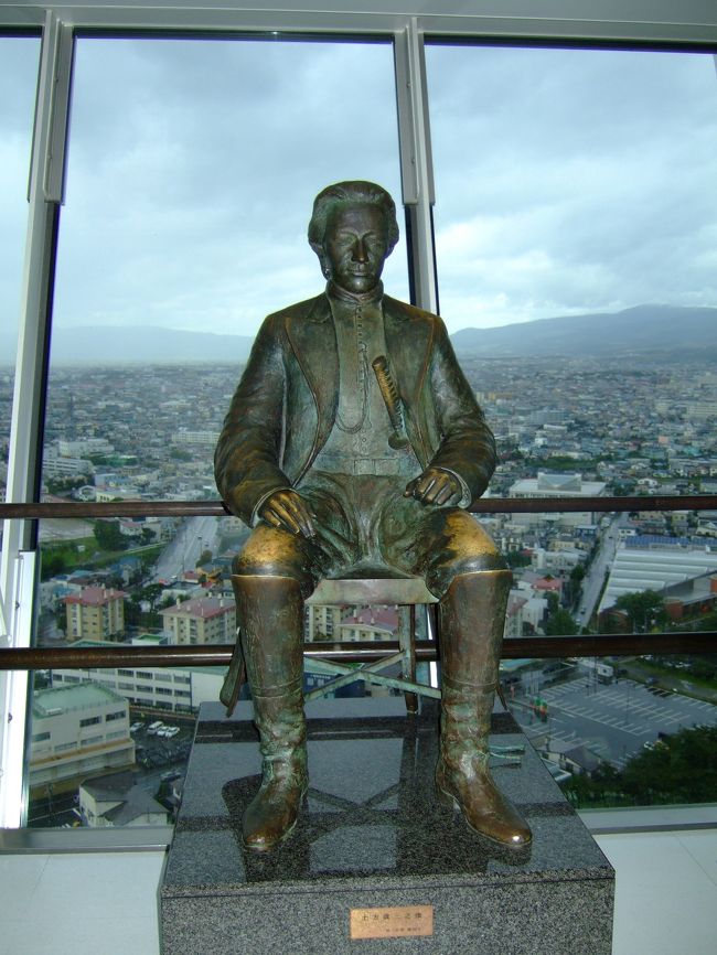 土方歳三さん。<br />みんな膝を触るのかテッカテカになってました。<br />なんかご利益あるのかな・・・・とりあえず触っとく。<br />