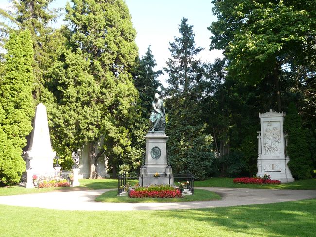 トラムにのって中央墓地へ。<br />ここにはたくさんの音楽家たちが眠っている。<br />街からちょっと外に出るので<br />人も少なく、静かなところ。<br />でもここにくるまでに普通の街の空気が<br />家並みが見ることができました。