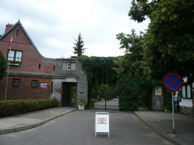 帰ります。<br />バスに乗って帰ろうと思ったら<br />いったばかりで待ち時間1時間。<br />13:55のバスに乗ることになりました。<br />14:20ころにソファチェフ駅に到着。<br />14:51の電車に乗ってワルシャワへ。<br />こんなに待ち時間。<br />日本だとなかなかできないことだよね。<br />でも、どうしてだろう。<br />待っていても平気。<br />