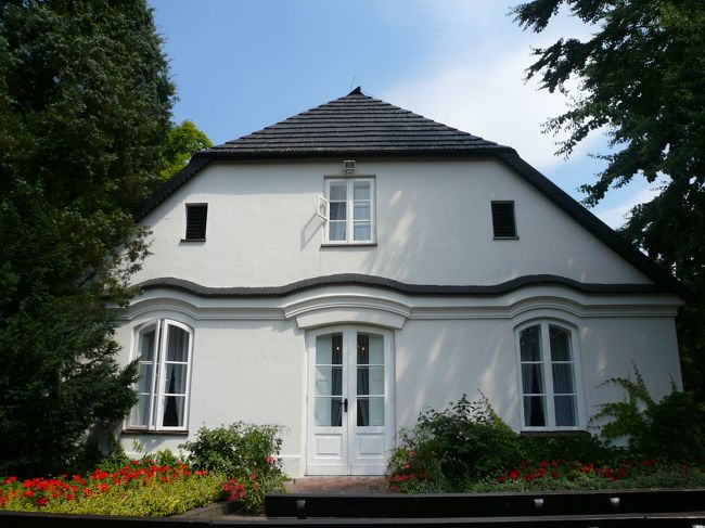 本来であればここで<br />ピアノコンサートが行われるはずだった･･･。<br />真ん中の扉を開けたむこうの部屋のピアノで<br />行われるんだろうな･･･。