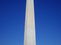 【ワシントン記念塔】

高さ169.3m、現在石造建築物としては全米一の高さを誇るワシントン記念塔。
その名の通り、初代大統領を記念して、1884年に竣工した（着工は1848年だが、南北戦争の勃発により資金不足になり、25年も工事が中断した）。

整理券を手に入れれば塔の上にある展望階に上れるそうです。
が、今回は横を通るだけ。
それにしても真っ青な秋晴れの空！
