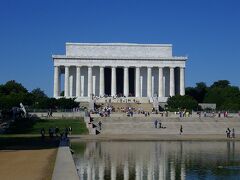 【リンカーン記念館】

合衆国歴代大統領の中でも最も人気のあった、第16代大統領エイブラハム・リンカーンを記念し、1922年に完成した。
神殿のような建物。
マーチン・ルーサー・キング牧師の『I have a dream』の演説がこの前で行われたり、人種差別や反戦の集会が開かれたりと、「自由と平等」の象徴的な建物となっている。

