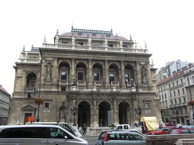 ハンガリーオペラ座。<br />内部ツアー代金2600Ft+館内撮影料500Ft。<br />各国語のツアーがありますが、日本語ツアーはなし。<br />英語ツアーが圧倒的に多い。<br />どうせ言葉がわからないなら人数が少ないその他言語のツアーに参加するのもオススメかも？？？