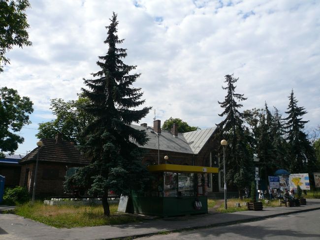 この小さなkioskで<br />バスのチケットを購入します。<br />英語が通じず、「1人」<br />と伝えても伝わらず、<br />ポーランド語のみだった。<br />でもなぜか往復のチケットを買わせてくれた。<br />片道2.4ztです。<br />