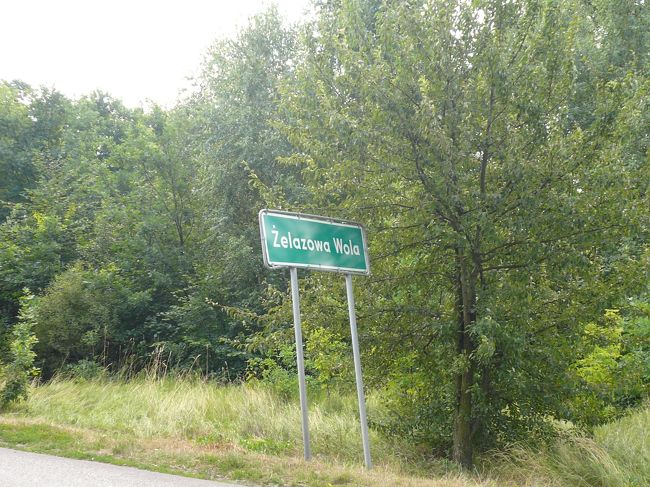 バスにのっていたおばちゃんに<br />ポーランド語と、ガイドブックを使って<br />降りるバス停を教えてもらいました。<br />バスは30分くらい。<br />降りて納得。<br />帰りのバスチケットを購入するところがない。<br />駅で往復売ってもらえてよかった…。