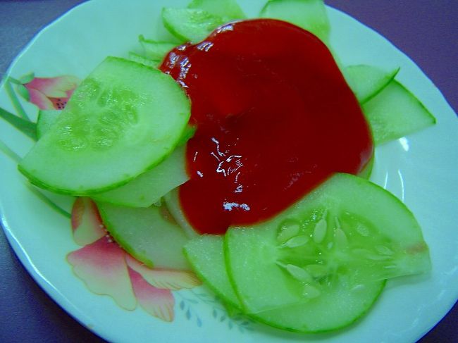 つけ合わせのきゅうりです。ケチャップがべったり乗ってます。<br />ケチャップなしの方がいいなぁ〜（＾＾；