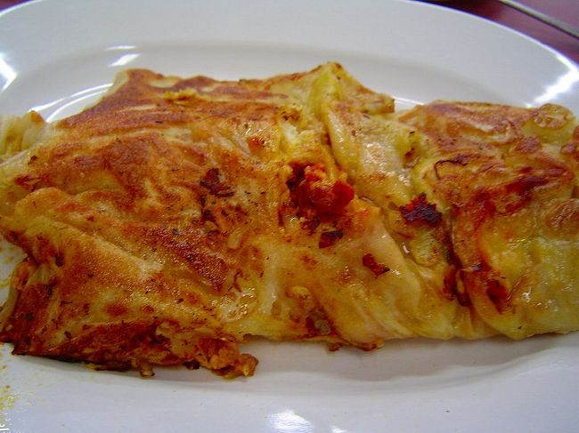 こちらはチキンムルタバ♪<br /><br />中身はチキンだけでなく、チキン野菜炒めが入ってます。<br />具にスパイシーな味付けがしてあります。