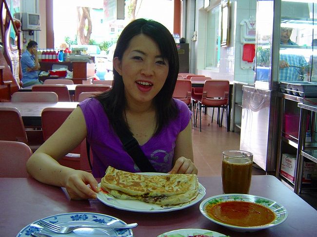 こちらはマトンムルタバ。<br />中身はマトンの挽肉と玉ねぎのみ、味付けも塩コショウ程度かな。<br /><br />味付けがシンプルだから、具材の素の味が楽しめて、チキンムルタバよりも、こちらの方が私は好きです。<br /><br />カレーがついてきますが、私はつけないで食べる方が好きです。<br /><br />大きさはこれでＳサイズ。<br />朝ご飯にしては大きいかな？と思いましたが完食出来ました（｀∀´）