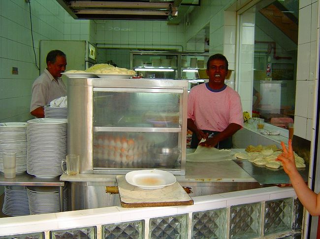 店先でこねこねこねてます（´∀｀）<br /><br />前を通ると「お好み焼き〜？」と声をかけてきます。