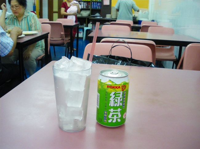 甘くない緑茶はないか聞いたのですが上手く通じず。<br />甘い緑茶が出てきました（＾＾；