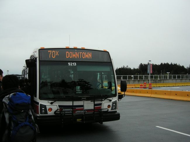 旅行3日目。今日はビクトリアへ行きます！<br /><br />天気は曇り。<br />天気予報でも雨が降るとのこと。残念ですが仕方ありません。<br /><br />バンクーバーからは市バス＆フェリーを乗り継いで行きます。<br /><br />まずは#98 B-LineでRichmondのAirPort Stationまで行き、そこからTsawwassen行きのバスに乗り換えてそこからばBCフェリーでビクトリアまで行きます。<br /><br />ビクトリアの市街地へはフェリー乗り場に隣接したバス停からバスで1本。大体30分くらいです。<br /><br />以前は、フェリーのチケット売り場近くにあるお菓子の自動販売機でバスのDayPassが買えたのですが、なぜか無くなっていました。<br /><br /><br /><br /><br /><br />
