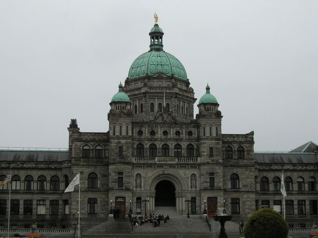 ビクトリアのダウンタウン（以下DT）へ着きました！<br /><br />写真は国会議事堂です。<br /><br />ビクトリア、と言えばまずはここですよね。