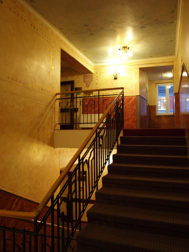 成田正午発、パリ経由でプラハに到着したのは夜の10時近く。空港からホテルまでタクシーで移動しホテルに到着、チェックイン。<br />今回はベストウエスタン メテオール プラザへ宿泊です。今日は疲れたのでお休みです。<br />ヨーロッパの中小型ホテルらしいロビーを通り客室へ。