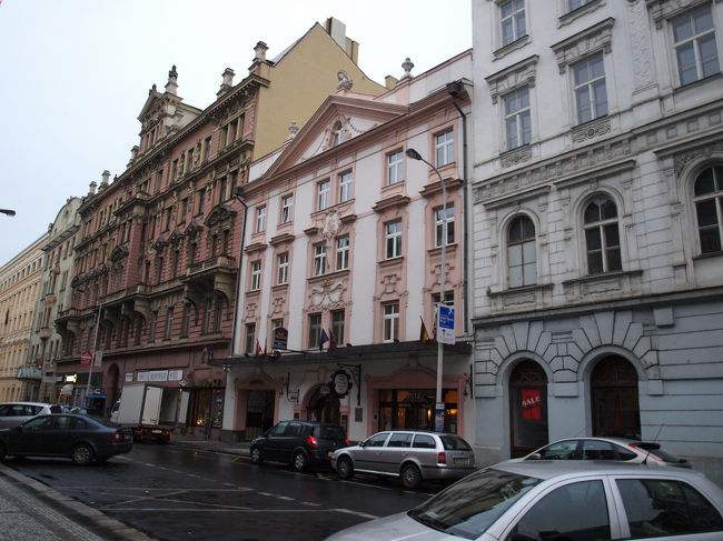 翌朝。ホテルでのビュッフェスタイルでの朝食をとり出発です。<br />中央の建物が今回のホテルです。