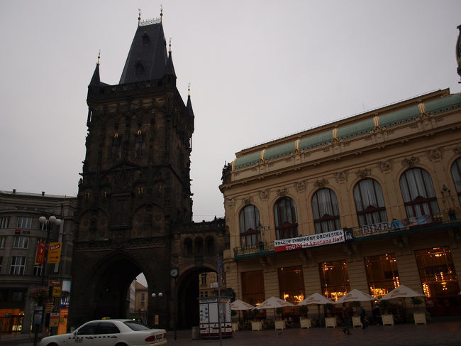 ホテルからすぐの所にある火薬塔と市民会館です。