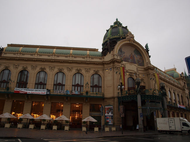 市民会館。プラハの春国際音楽祭はこの建物の１Ｆスメタナホールで開かれるそうです。
