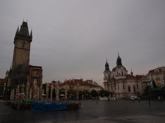 旧市街広場到着。空はどんよりしており薄暗い。
