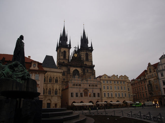 広場の周囲にはティーン聖母教会がそびえたちます。