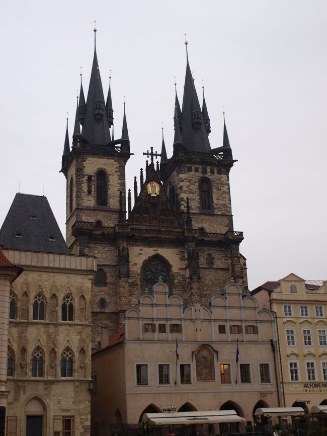 すごい迫力です。<br />普通だったら広場に面していてもおかしくないのですが、ちょっと引っ込んだ所に建っています。