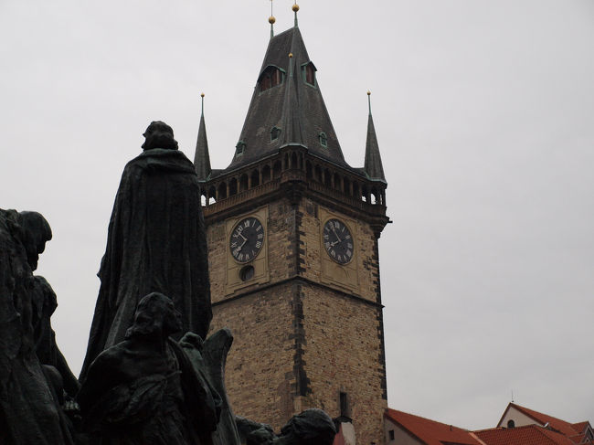 ヤン・フス像と旧市庁舎。この旧市庁舎の反対側には天文時計がありました。