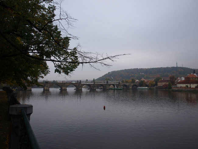 ヴルタヴァ（モルダウ）川へ到着。奥に見えるのは有名なカレル橋。