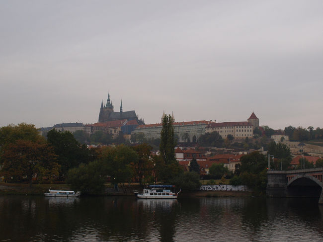 川沿いから見えるプラハ城
