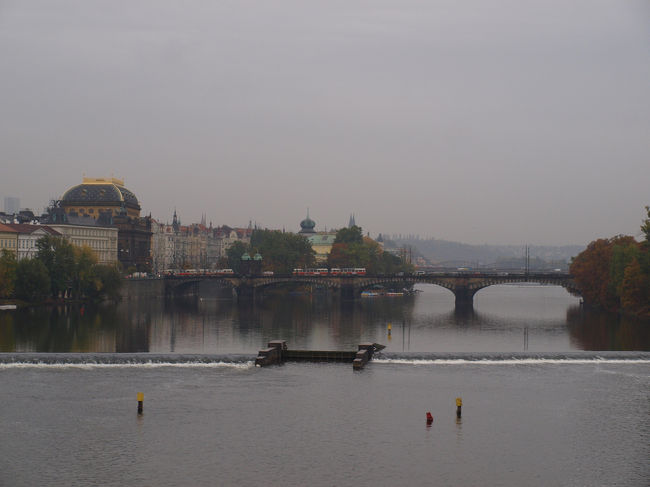 カレル橋から見たヴルタヴァ川。<br />向こうの橋にはトラムが走っています。<br />市内は狭いのですがトラムがあちらこちら走っており便利です。