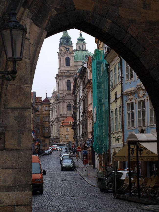 塔をくぐりプラハ城へ向かいます。