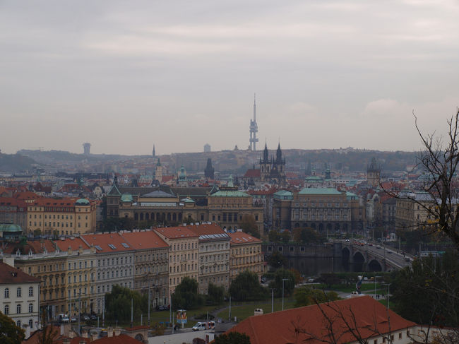 カレル橋とティーン教会が見えます