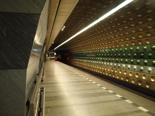 24時間地下鉄やトラム乗り放題のチケットを購入。<br />地下鉄でプラハ本駅方面へ。<br />明日の夜、この駅から夜行列車でブダペストに行くので念のために下見。<br />荷物を持ってうろうろするのだけは避けたいですので、可能であれば下見は重要です。