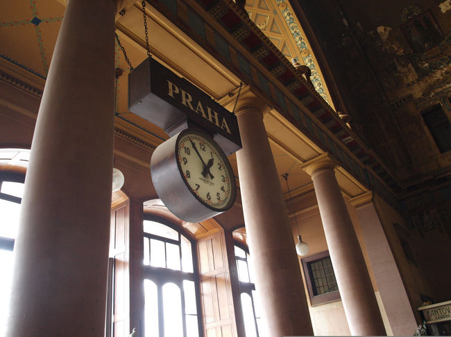 プラハ本駅。駅舎のリニューアル工事をしており、こちたがわの建物は使っていないようです。