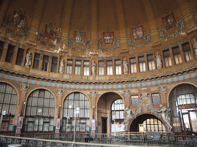 旧駅舎は喫茶店になっていました。<br />駅入り口は公園に面しており、そこから旧駅舎の下の地下道を通ってプラットホームへ出る形になっていました。