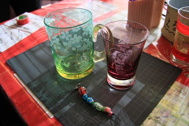 １５：００<br />でっきあっがりぃ〜♪<br /><br />グラス２個と携帯ストラップ一つ。<br />しめて５０００円ほどでした。<br />上々の出来栄えにみんな大満足♪<br /><br />さぁ札幌へ行くぞー！