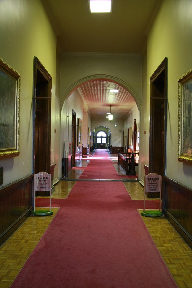 館内は静かで重厚なつくり。<br />閉館間際で静まり返ってます・・・