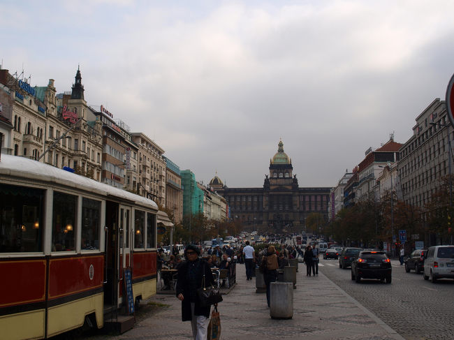 ヴァーツラフ広場へ到着。ビロード革命の舞台となったところ