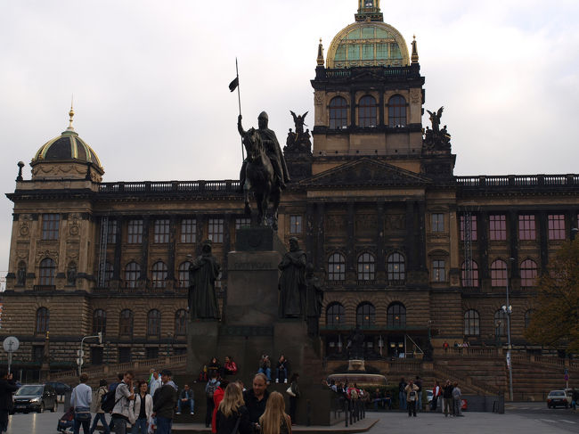 聖ヴァーツラフの騎馬像と国立博物館