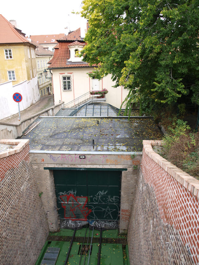 今度はペトシーン公園の丘のケーブルカーに乗りに行ったところ営業していませんでした。一時的ではなさそうな雰囲気です。