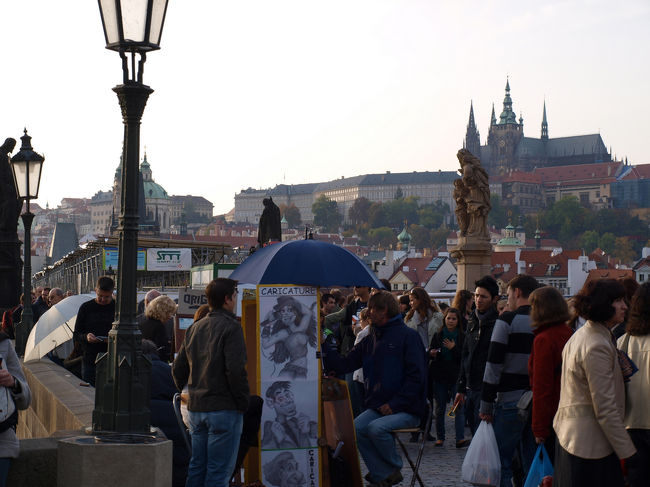 カレル橋に戻ってきました。朝とは異なり観光客でにぎわっておりました。