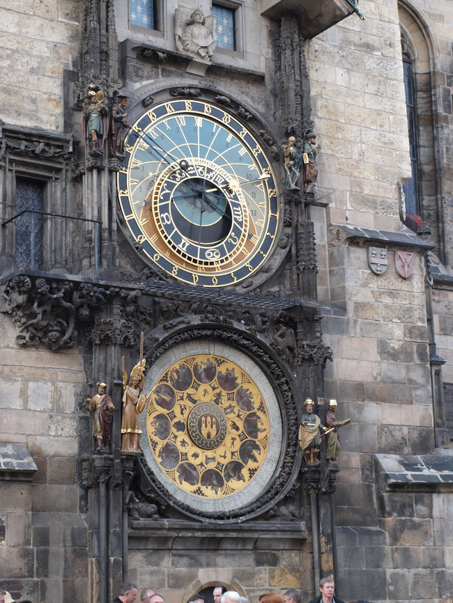 旧市庁舎の天文時計。毎正時になるとからくりが動き出す。短い時間のショーですが観光客が大勢集まりカメラを向けます。12人の使徒が姿を現し最後に！ラッパの音が！　いろいろな国から観光客が来ておりましたがみな締めのラッパで爆笑していました。確かに期待していたものとは！？ぜひ実際に聞いていただきたいです。