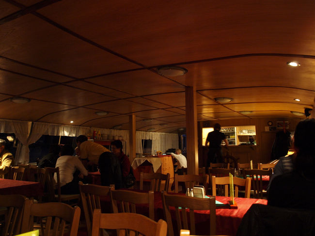 ホテルのフロントの人がお勧めしていたのでディナークルーズに参加しました。ヴルタヴァ川を約3時間行ったり来たりしながら夜景を見たり食事したり生演奏の音楽を聴いたりです。ちょっと長かったかもしれません。日本人は一人だけで、他はフランス人、ドイツ人、イギリス人でした。最初はガイドが１人で3ヶ国語で説明していたのですが、みんな英語がわかるということで英語に統一。少し静かになりました。