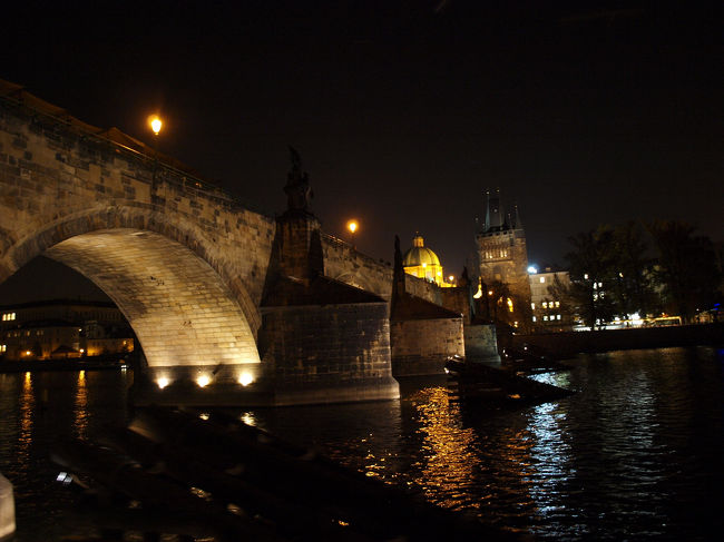 カレル橋の下から