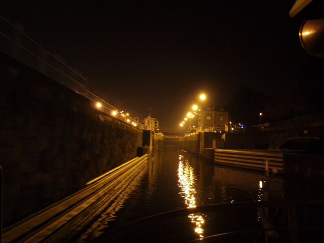 ヴルタヴァ川には堰があるため観光船がその間を行き来する形になります。しかしこの場所で可動式のゲートが流れを堰き止めて川の水位を調整することで堰を越えることができるようになっておりました。