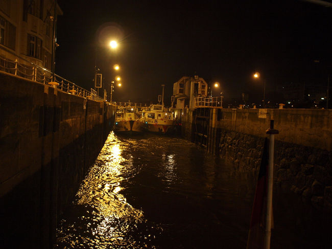 後ろからも観光船が２隻入ってきました。水位にして１．５メートル位変化します。壁面に水で濡れた跡があります。