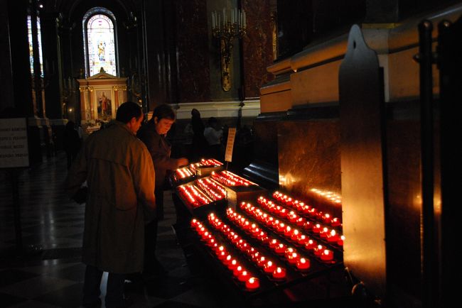 入り口入ってすぐにある、赤いろうそく。<br />日本のお寺で、お線香を買って火をつけるのと同じ感覚でしょうか。とても信心深い印象的なシーンです。