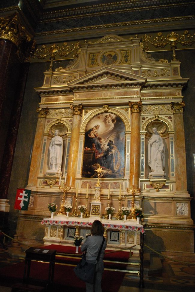 聖堂正面向かって右側中ほどにある壁画。