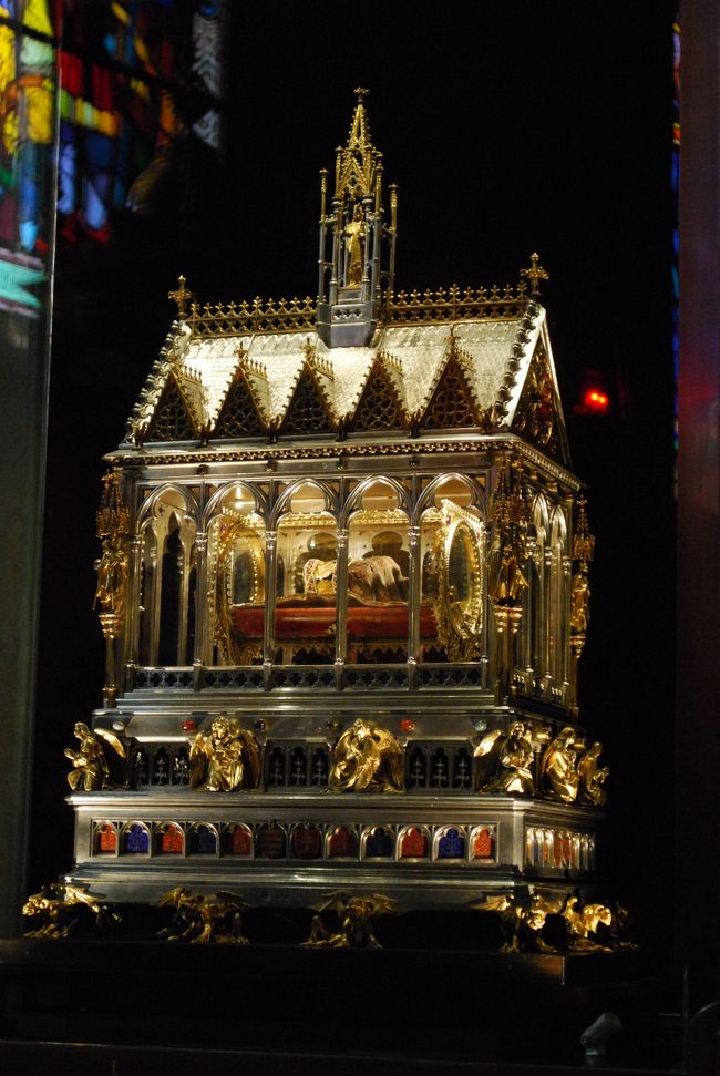 聖イシュトバーンの右のミイラ「聖なる右手」です。<br />フラッシュ厳禁の厳かな場所です。<br />歴史を超えて、右手が目の前にあるのです。<br />すごすぎます！